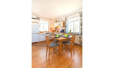 Esstisch mit Küche im Hintergrund