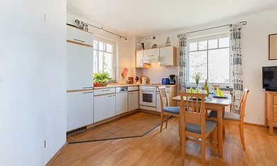 Esstisch und Küchenzeile