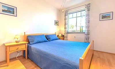 Schlafzimmer mit Doppelbett