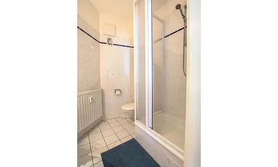 Badezimmer mit Dusche