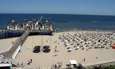 Der Strand mit Strandkörben und Seebrücke