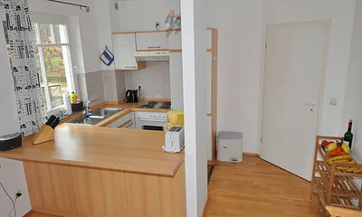 Küchenzeile und Blick Eingangsbereich