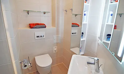 Badezimmer mit Waschbecken, WC und ...