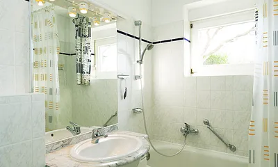 Badezimmer mit Badewanne/Dusche