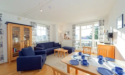 Blick in den Wohnraum, TV und Esstisch