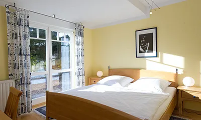 Schlafzimmer mit Doppelbett