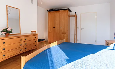 großer Kleiderschrank im Schlafzimmer