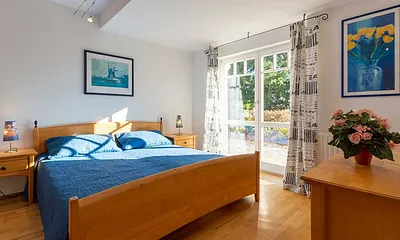 Badezimmer mit Badewanne und WC