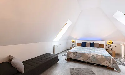 Schlafzimmer mit Doppelbett auf der Galerie
