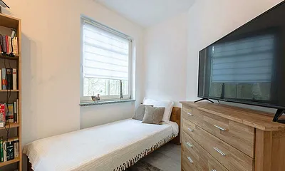 Schlafzimmer mit 2 Einzelbetten und TV