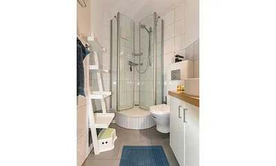 Badezimmer mit Dusche