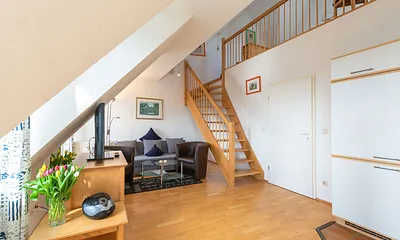 Wohnraum mit Treppe zur Galerie