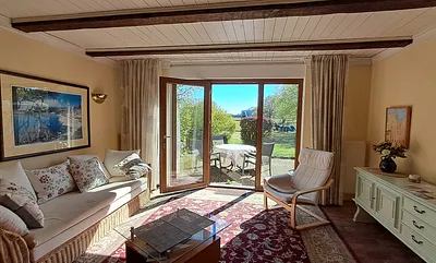 Blick durchs Panoramafenster aus dem Wohnzimmer