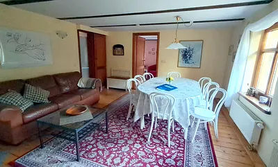 Blick ins gemütliche Wohnzimmer mit Esstisch