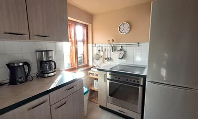 Küche mit großem Kühlschrank und Tiefkühlschrank