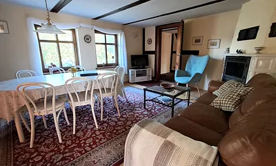 Wohnzimmer mit gemütlichem Sofa