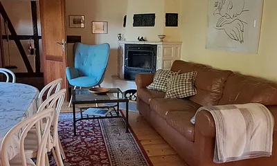 gemütliches Sofa am Kamin