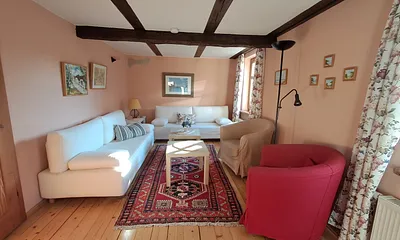 gemütliches Wohnzimmer mit viel Platz zum Entspannen
