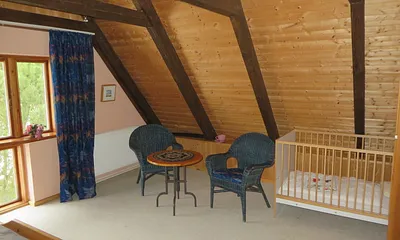 Schlafzimmer mit Kinderbett