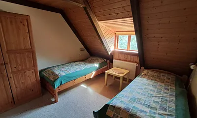 Schlafzimmer zwei Personen getrennte Betten im Obergeschoss