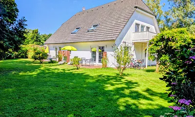 Blick vom Garten auf die Terrasse