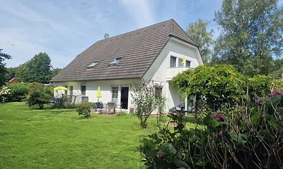 Außenansicht Garten mit Balkon