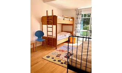 Zweites Schlafzimmer mit Etagenbetten und 1 Einzelbett