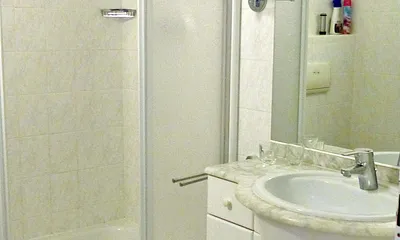 Badezimmer mit Dusche