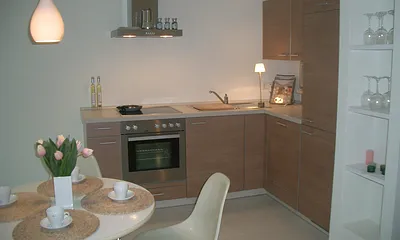 Komplett ausgestattete Küche mit Geschirrspüler, Kaffeemaschine, Wasserkocher, Toaster, Microwelle, Kühlschrank mit Gefrierfach