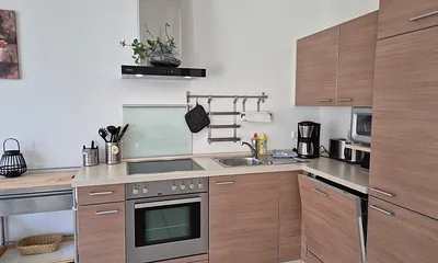 Komplett ausgestattete Küche mit Geschirrspüler, Kaffeemaschine, Wasserkocher, Toaster, Microwelle, Kühlschrank mit Gefrierfach