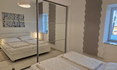 Schlafzimmer mit großem Spiegelschrank
