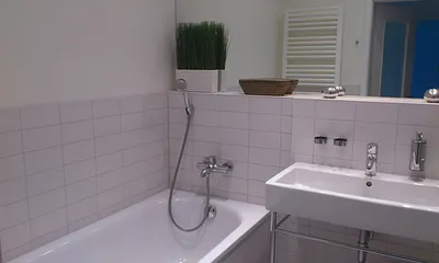 Badezimmer mit Badewanne und Dusche