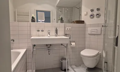 Badezimmer mit Badewanne und Dusche