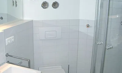 Badezimmer mit Badewanne und Dusche