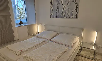 Schlafzimmer mit Doppelbett