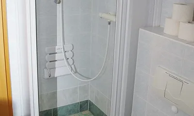 große Duschkabine, fast ebenerdig