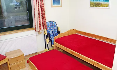 Kinderzimmer mit Tandembett (Lattenrost und Matratze)