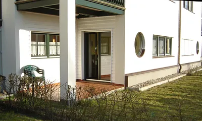 Terrasse mit Liegewiese