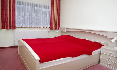Elternschlafzimmer mit Verdunklungsvorhängen
