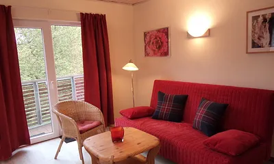 Wohnzimmer mit Blick auf Balkon