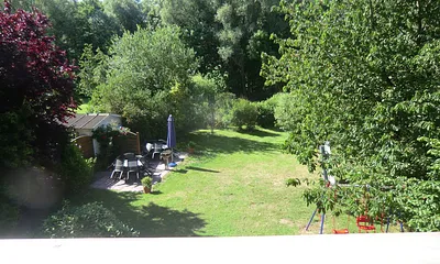 Blick vom Balkon auf Teil des Gästegartens