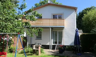 Blick vom Garten auf den Balkon
