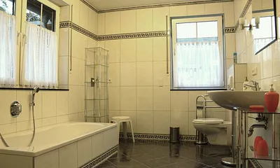 Das komfortable Bad mit Dusche, Badewanne, WC und Waschbecken