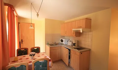 Der Essbereich mit Kochzeile