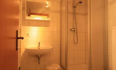 Das Bad mit Duche, WC und Waschbecken