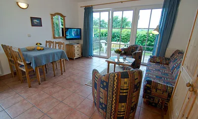 Wohnzimmer mit Blick auf Terrasse