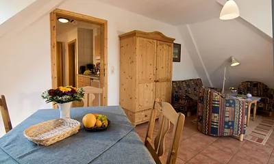 Wohnzimmer mit Blick auf die Küchenzeile