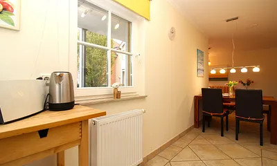 Platz für Obst und Wein in der Villa Felice, Blick in die Küche (rechts)