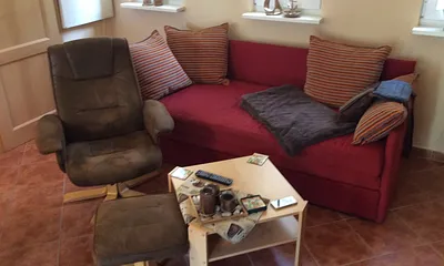 Wohnzimmerbereich mit Schlafcouch