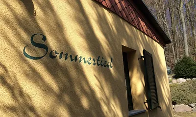 Namenszug an der Ostfassade